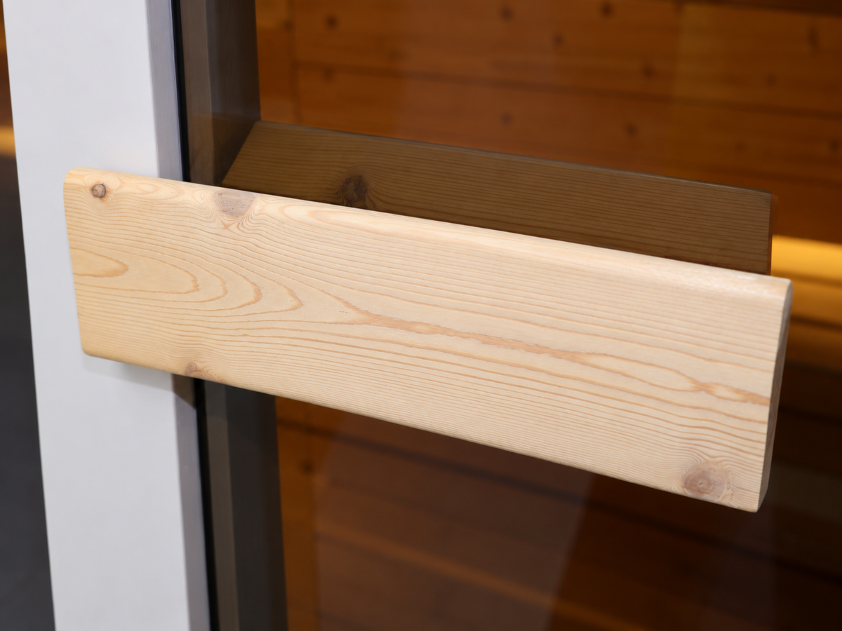 Brede houten handgreep op de glazen deur van de Passion Sauna House Olivin 230.