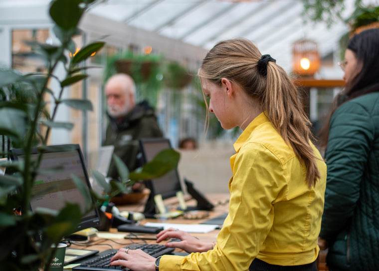 Medewerker van de klantenservice aan het werk