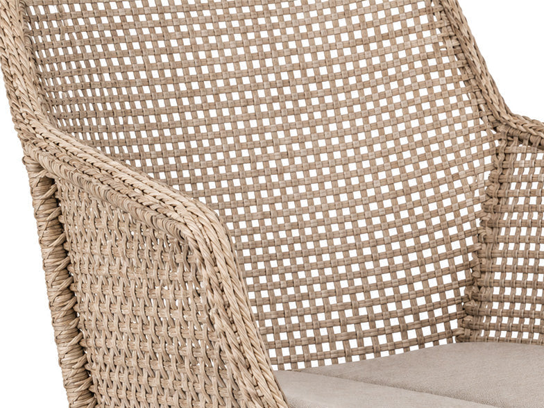 Detail van de Daley tuinstoel van Max & Luuk in Linen, met beige gevlochten rugleuning, armleuning en licht zitkussen.