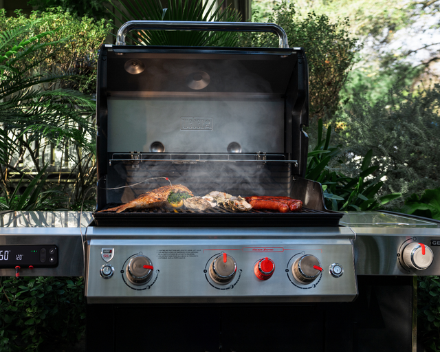 Barbecue met open deksel in de showroom