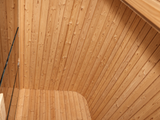 Detail van de houten buitenwand en het afgeronde dak van de Passion Cube Luxury 300 Multiroom sauna.