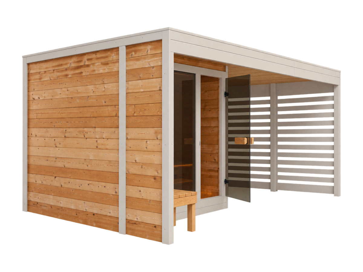 Passion Sauna House Olivin 510 vanaf de zijkant, met houten cabinewand, open glazen deur en overkapping met lattenwand.