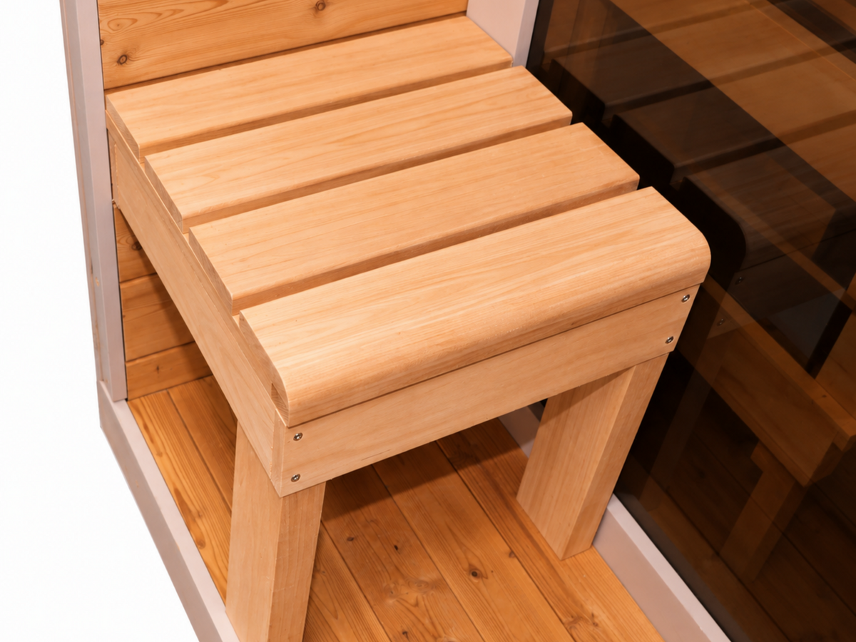 Detail van het houten bankje met brede latten naast de glazen deur van de Passion Sauna House Olivin 230.