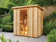 Fonteyn Retreat 180 buitensauna met een persoon op de bank achter de glazen deur, op een terras in de tuin.