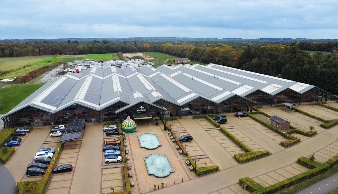Luchtfoto van de Fonteyn showroom en het parkeerterrein in Uddel