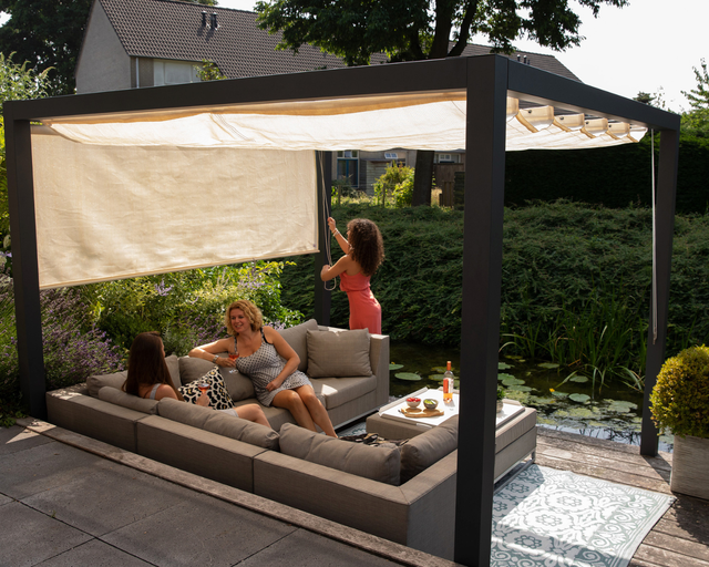 Veranda met tuinmeubelen eronder
