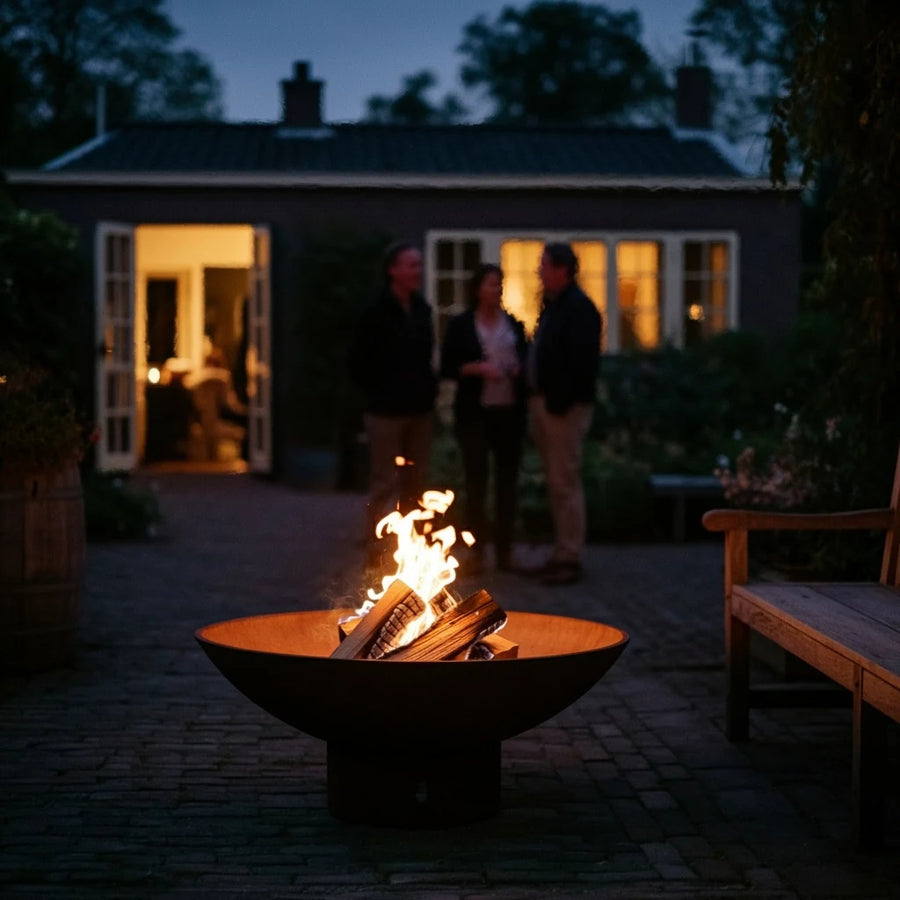 Tuin met vuurkorf en sfeerverlichting in de avond bij Fonteyn