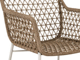 Detail van de Austin tuinstoel van Max & Luuk in Camel, met open ruitvormig vlechtwerk en omvlochten armleuningen.