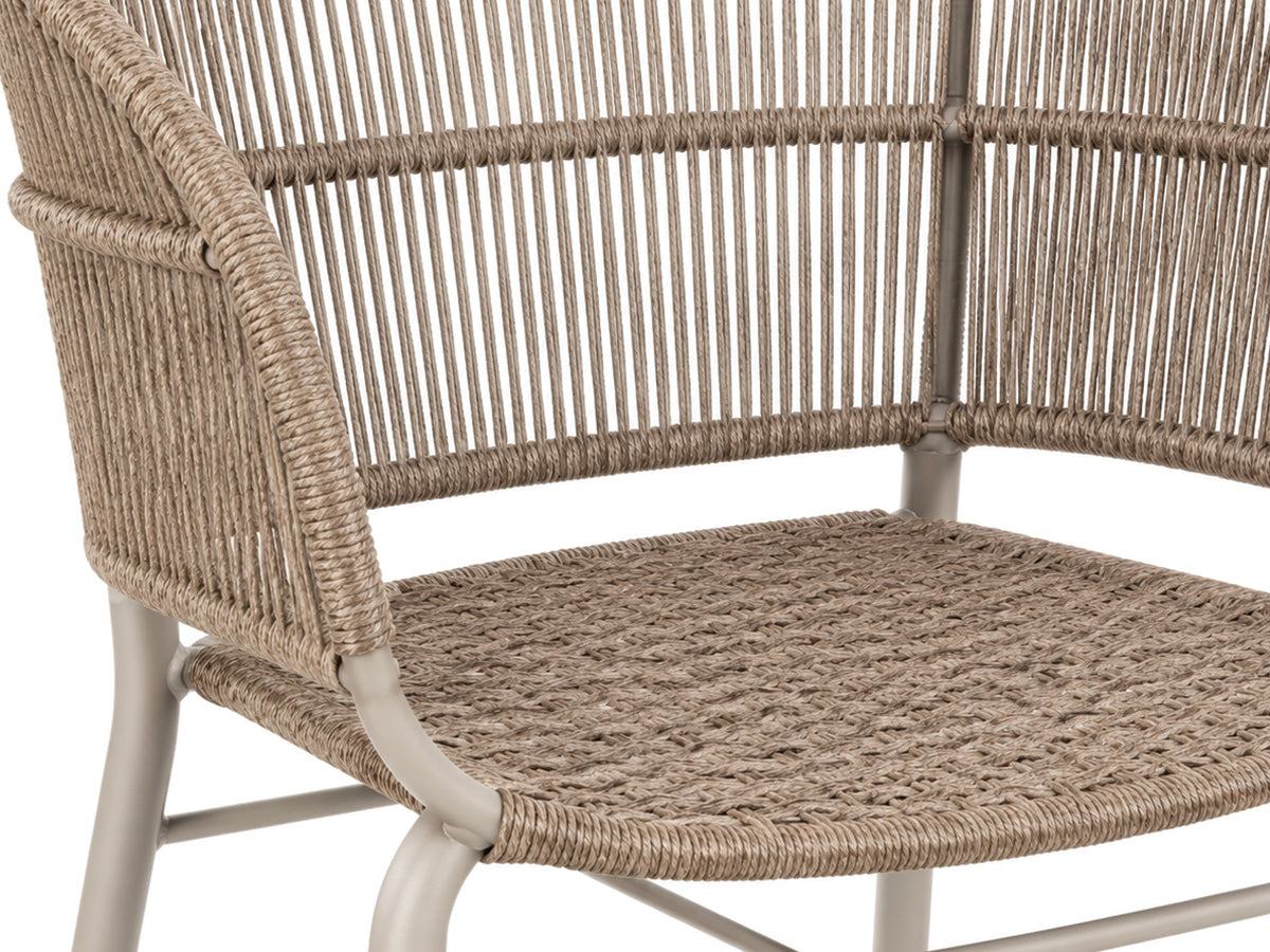 Detail van de Kane tuinstoel van Max & Luuk in Linen, met beige koordwerk rond de rug, armleuningen en zitting.