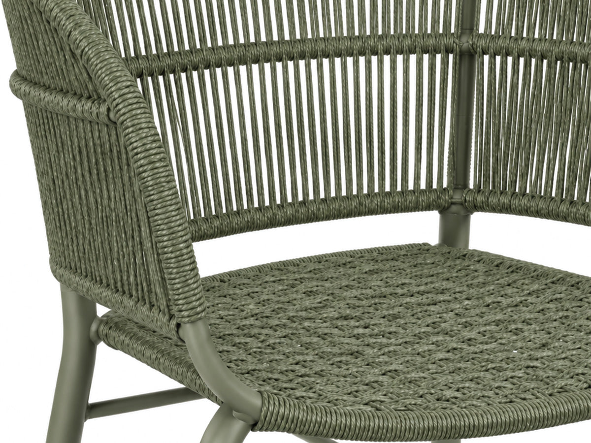 Detail van de Kane tuinstoel van Max & Luuk in Moss, met groen koordwerk rond de rug, armleuningen en zitting.